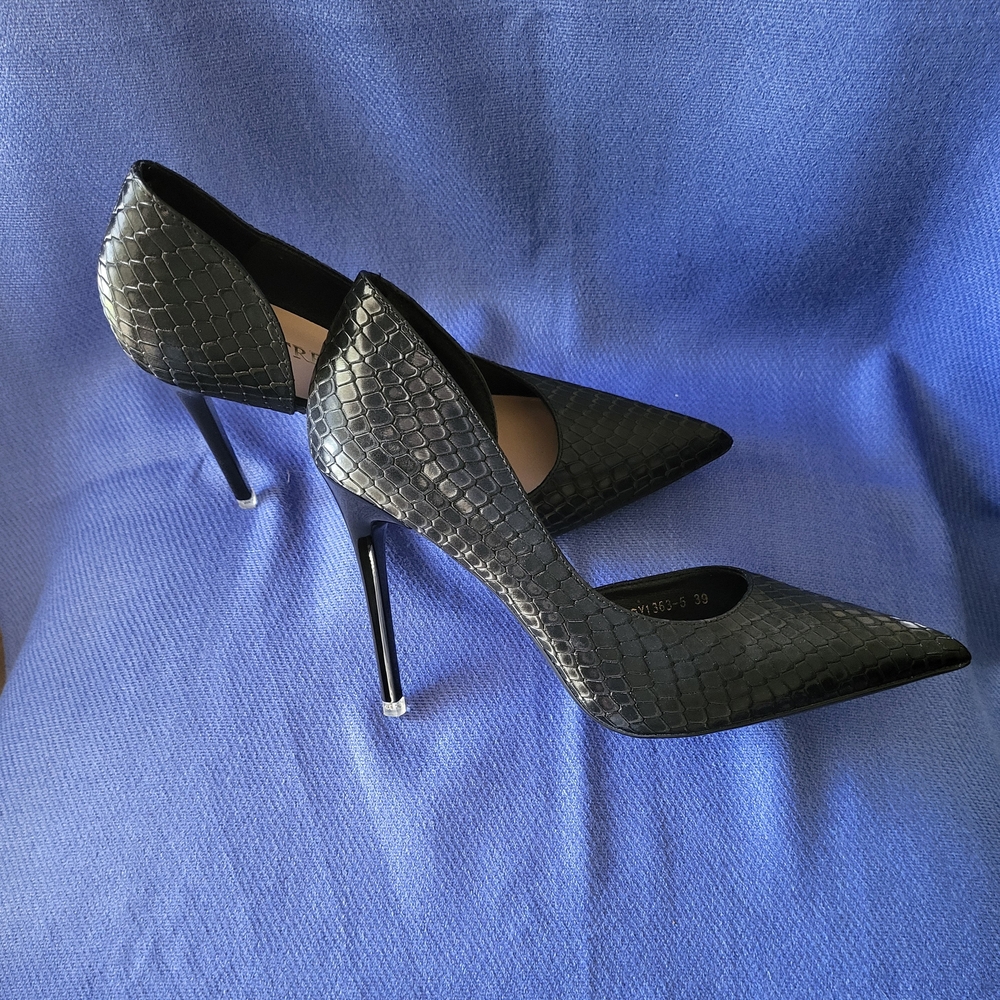 Black High-Heeled Pumps with Pointed Toe Size 8.5